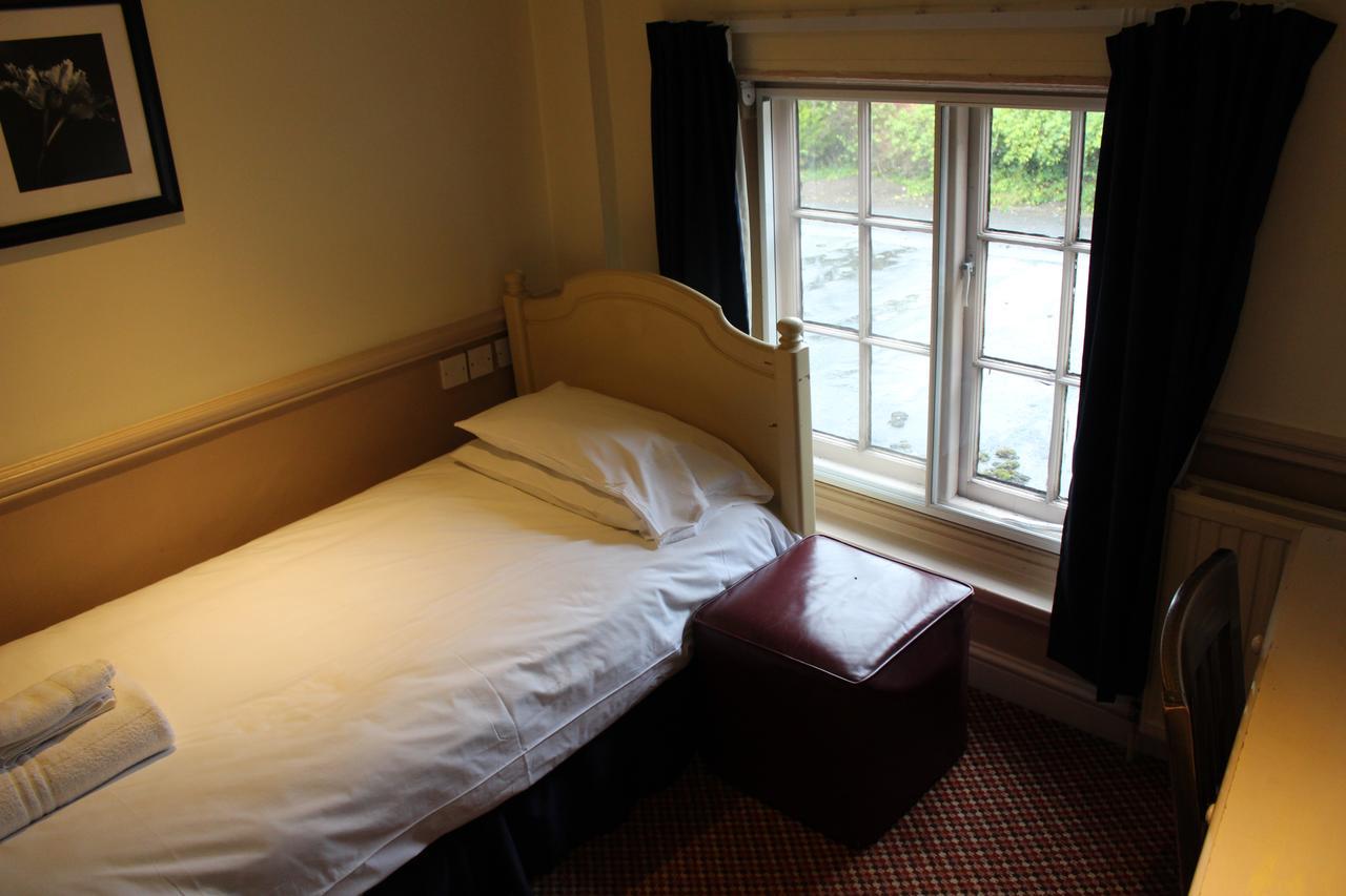 Whyte Harte Hotel Redhill  Exterior photo